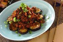 コストコなどで大量の挽肉を購入したら、和洋中の味付けで肉味噌を作っておくととっても便利！和風な肉味噌なら蒸し野菜に乗せたり、中華な肉味噌は麺に絡めてジャージャー麺、洋風なミートソースはラザニアやグラタンなどなど、基本のレシピを絡めて、ドーンと30選ご紹介しちゃいます！