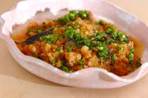 「みぞれ煮」とは、大根おろしと一緒に煮る調理法のこと。大根おろしがみぞれに似ているからだそう。「みぞれ和え」は大根おろしとポン酢でさっと和えたもの。おろし煮やおろし和えとは呼び名の違いだけで調理法は同じです。