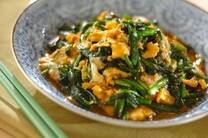 体を温めて代謝を上げてくれるスタミナ野菜の「ニラ」。今回はお肉と相性抜群のニラを使ったメインになる丼やオムライス、そのほかにもご飯にぴったりのおかず系や副菜までニラを丸ごとたっぷり食べる「人気のニラレシピ」をご紹介します。