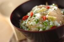 ごちそう続きで疲れた胃腸を整えてくれる七草粥。七草でなくても疲れた体を癒してくれるレシピはいろいろあるのです。今回は、変わり種のおかゆやほっこり優しい雑炊、また優しい味わいのリゾットなど、疲れた胃腸に優しいレシピをご紹介します！