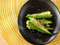 切り口が星型で可愛く、ネバネバした食感が特徴の「オクラ」は栄養満点！旬の今、様々な料理に使って楽しんでみませんか？このまとめでは、白いご飯に合うオクラの主菜や副菜のおかず、麵や丼などのオクラを使った主食レシピのまとめをご紹介します！