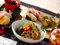 お正月の「おせち」には意味があります。一の重にはお屠蘇をくみかわす時に祝う肴や、子ども達の甘い料理。二の重には酢の物と、海の幸を中心とした焼き物。三の重には季節の野菜（山の幸）を使った煮しめや、メインの煮物を盛り合わせます。2025年の年明けを気持ちよく迎えるためのお正月レシピを一挙にご紹介！