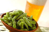 暑くなってくると飲みたくなるビール。おいしいおつまみと一緒にお家で楽しみましょう！おつまみの定番「唐揚げ」や「磯辺揚げ」そして「イカゲソのねぎ炒め」や「自家製つくね」など、ビールにぴったりのおつまみレシピをご紹介します！「父の日」のおもてなしにもおススメ！