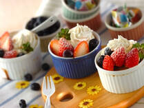 みんな大好きなパンケーキ。今回は小麦粉から作る基本のレシピから、手軽なホットケーキミックスを使ったアレンジレシピ、そして話題のココットパンケーキのレシピまで、お店みたいに美味しいパンケーキが作れちゃうレシピをご紹介します。ふわふわ派も、もちもち派も、大満足のレシピが見つかるはず！