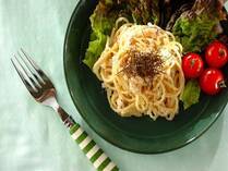 夏日も続いて、さっぱりツルっと頂ける麺類が食べたくなりますね。その中でも簡単でおもてなしにも使えるのがパスタ！そこで今回は野菜たっぷりの冷製ラタトゥイユパスタや、オードブルや副菜にもなるショートパスタを使ったエビとカッテージチーズのパスタサラダなど涼やかでおいしい夏の冷製パスタレシピをご紹介します。