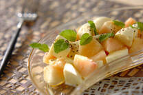 芳醇な香りがたまらないジューシーで美味しい桃の季節の到来です。今回は「桃と水切りヨーグルトのサンドイッチ」や「桃のカプレーゼ」。そして、フルッフルの食感がたまらない「桃のミルクゼリー」など旬を丸ごと味わう桃のレシピ15選をご紹介します！