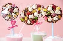 ポンポン膨らむポップコーン。そのまま食べても美味しいですが、せっかくならば一工夫プラスしたアレンジバージョンを楽しんでみませんか？お子さんと一緒に作る事ができるので、お家でのマンネリにも一役買ってくれますよ♪楽しいおやつタイムを過ごしてくださいね。