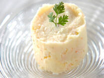 大人も子供も大好きな料理の「ポテトサラダ」。このまとめでは、覚えておきたい基本のポテトサラダレシピに、ヒジキやバジル、オイルサーディンなど具材を加えたアイディアレシピ、そしてポテトサラダをコロッケや肉巻き、ピロシキなどに変身させるアレンジレシピをご紹介いたします！