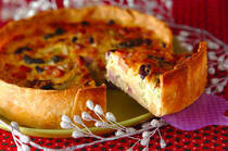 フランス家庭料理の定番のキッシュ。卵と生クリームのハーモニーがおいしいキッシュは見た目が華やかで、クリスマスのメニューや持ち寄りパーティーにピッタリ。具材やパイ生地を変えるだけで簡単にアレンジできますよ♪