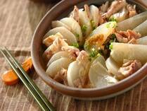 大根は切り方によって食感や味わいが変わります。「縦千切り」はシャキシャキ食感を生かしたサラダに、繊維を断ち切り味がしみやすい「イチョウ切り」は煮物や炒めものにぴったり。このまとめでは、大根の切り方別にアレンジレシピをご紹介します。