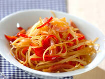 ビタミン類や葉酸など、栄養豊富なピーマン。実は、赤ピーマンの方が緑のピーマンよりも栄養価が高いんです！そもそも赤ピーマンとは、ピーマンを完熟させたもの。カロテンも豊富に含んでいます。美肌にも健康にも良いので、積極的に摂っていきたいですね！