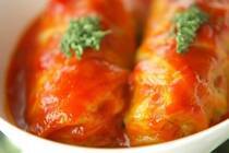 そろそろ煮込みが恋しい季節。そこで今回は、トマトベースのロールキャベツや、コンソメやクリームソース、そして中の具材をかえたちょっぴり変わり種のロールキャベツなど、キャベツをたっぷり美味しく頂くことができるとろける美味しさのロールキャベツレシピをご紹介したいと思います。