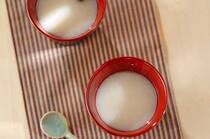 話題の、レジスタントプロテインのほか、ビタミンBや食物繊維などの美容成分を多く含んだ＜酒粕＞。テレビや雑誌でもそのパワーが紹介され、注目を集めている食材の一つです。今回は、この＜酒粕＞を定番の甘酒から、肉料理、おやつにまで、フル活用したレシピをご紹介します。日本のスーパーフード＜酒粕＞を普段の食事にも取りいれてみよう！