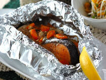 食欲の秋です！この時期旬を迎える「秋鮭」は脂も乗ってとってもおいしい！今回は切り身を使ってフライパンで作る「鮭の照り焼き」や「鮭とキノコのマヨしょうゆ炒め」保存が効く「自家製鮭フレーク」など、秋を楽しむ「鮭の切り身で作る簡単レシピ」をご紹介します。