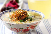 今が旬の「山椒の実」。生の実はサッと茹でてアク抜きして使います。佃煮はもちろん、乾燥させてミキサーにかければお手製の粉山椒の出来あがり。粉山椒をポテトチップスや唐揚げに振りかけるとぐっと本格的な味わいに。