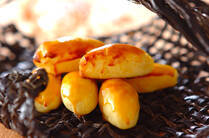 ビタミンCや食物繊維を豊富に含んだ「サツマイモ」。サツマイモのビタミンCは熱に強いので小腹が空いた時のおやつとしてオススメの食材です。このまとめでは、つぶしてなめらか食感を楽しむスイートポテトや食感を生かしたチップスなど、様々なスイーツレシピをご紹介します！