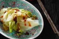 給料日前は、家計が厳しくなってきますね。なんとか食費は抑えたいけど、美味しさは損ないたくない…そんな人のために、安くても美味しく作れる節約レシピを集めました！外葉や残り野菜を使ったり、安価な食材でかさ増ししたり、お腹にもお財布にも優しい満足レシピをご紹介します。