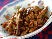 毎日の夕飯作りを劇的に楽にしてくれる技「下味冷凍」。週末に下味と共に、肉や魚を冷凍しておけば、忙しい平日でも味のしみ込んだおいしい主菜があっという間に完成します！食材の安い時にまとめ買いしておけば節約にも。冷凍庫に何種類かストックしてあるだけで安心です。