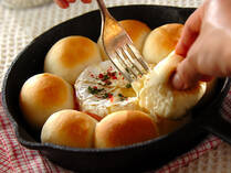 スキレットとはアメリカ生まれの鋳鉄製フライパンのこと。幅広く活用できることから、今大注目を浴びています！アヒージョやダッチベイビーなど、普通のフライパンでは作れないものもできちゃう便利アイテム。安く手に入るのも魅力の一つ♪