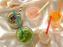 美容と健康をサポートしてくれる女性に人気のスムージー。今では、子どもの野菜不足の解消、ミキサーに材料を入れるだけの簡単な調理体験、という「食育」の観点からも注目されているそうです。今回は、野菜嫌いな子どもでもおかわりしたくなるような、おいしいスムージーのレシピをご紹介します。