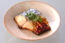 値上がりばかりの昨今、なんと春の魚がお買い得とのニュース！春は野菜だけでなく魚介類もおいしい季節。今回は旬のサワラ、アサリ、鯛を蒸す、焼く、煮るなど手軽に美味しく調理するアイディアをご紹介します！