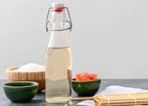 「寿司酢」はお酢、砂糖、塩が絶妙なバランスで配合されている調味酢なので、マリネやドレッシングにと大活躍のマルチプレイヤー。今回は万能な寿司酢のアレンジレシピをご紹介します。