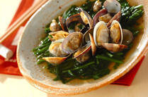 鍋やおひたしでおなじみの「春菊（菊菜）」。実は、ナムルやパスタ、生をそのままサラダにしてもおいしく食べられます！今回は、和・洋・エスニックと幅広くアレンジでき、ひと皿で食卓の印象をガラッと変えてくれる、絶品春菊レシピをご紹介します。