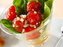 赤々としたトマトがおいしい季節。トマトには、紫外線による肌のダメージ軽減や、むくみの解消、アルコール分解の促進などの効能も期待でき、機能面でも夏にぴったりの食材なのです。今回はトマトを丸ごと使ったサラダや、甘いトマトを使ったパスタなど、トマトを主役にしたレシピをご紹介します！