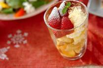 イギリス発祥の「トライフル」はわざわざケーキを焼かずに残り物を重ねて作れる“些細なもの”という意味があります。カスタードや市販のスポンジケーキをイチゴなど旬の果物と合わせてグラスに入れていけば、見た目もおしゃれで簡単に作れるスイーツの完成！