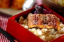 暑さの厳しい夏の土用。この時期にスーパーに並ぶのが「うなぎ」！うなぎは丼だけじゃなく、お寿司やオムライス、炒め物や和えもの、パスタや素麺などにアレンジしてもとっても美味しいんですよ。今回は栄養満点のうなぎをとことん楽しむレシピをご紹介します！