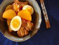 年末年始の疲れた胃腸を優しくサポートしてくれる今が旬の大根！大根は和風から洋風まで幅広くアレンジでき、日持ちもする便利な食材！今回は、薄切り大根で作る花びら大根鍋や、大根のグラタンなど、寒い冬に食べたい体を芯から温めてくれる大根レシピをご紹介したいと思います。