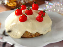 子供にとって大人以上に重要なのが、料理の見た目の「楽しさ」。今回は、そんな子供が思わず笑顔になる、クリスマスらしい演出がたっぷりのデコレシピをご紹介します。盛り付けのアイディアや市販品をうまく利用した簡単デコのアイディアなど、すぐに役立つレシピばかりです！