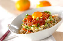 冷蔵庫で眠りがちな「焼き肉のタレ」。焼き肉のタレは、炒め物や、お刺身と和えてユッケ風にしたり、甘辛く煮物にしたりなど、多様に使える万能調味料なんです！そこで今回は、味付けが簡単に決まって時短にもなる、「焼き肉のタレ」を使った簡単万能レシピをご紹介します。