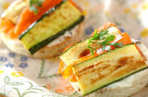 夏に旬を迎える瓜科の野菜「ズッキーニ」。じっくり煮込む料理もおいしいですが、火の通りやすい特徴を活かして、このまとめでは、たったの10分で出来るズッキーニのおかずレシピを紹介します。生でもおいしいですよ！