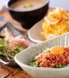 マグロのたたき丼の献立