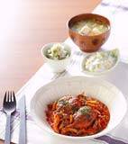 煮込むから失敗しない！トマトソースの絶品煮込みハンバーグの献立