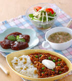 すりおろしニンジン入り絶品ハヤシライスの献立