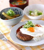 エノキ入りデミグラスソースのロコモコプレートの献立