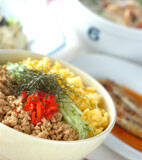 彩り鮮やか！簡単基本の三色丼 ご飯がすすむ 卵と鶏とキュウリで作るの献立