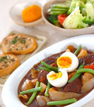 本格ビーフシチュー 半熟卵添えの献立