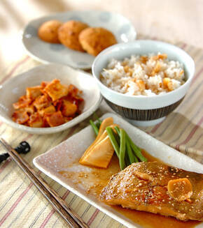 カレイのゴマ風味煮物の献立