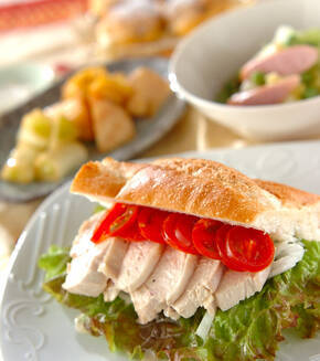 ゆで鶏のエスニックサンドの献立