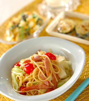 ソーセージとキャベツのホットパスタの献立