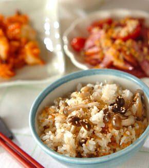 旨味たっぷり！ホタテとシメジの炊き込みご飯の献立