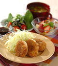 「たっぷりキノコ入りコロッケ」の献立