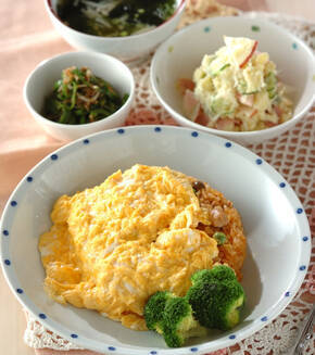 卵のせエンドウ豆入りオムライスの献立