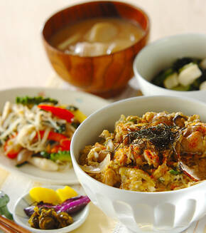 子どももよろこぶ！野菜たっぷりふわとろ親子丼の献立