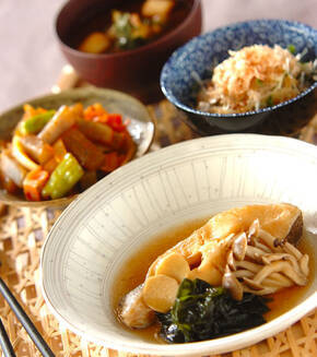 カレイの煮付けワカメ添えの献立