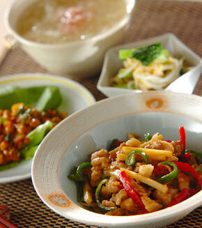 細切り豚肉と野菜炒めの献立