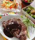 「本格ソースで食べるステーキ 市販より美味しい by杉本 亜希子さん」の献立